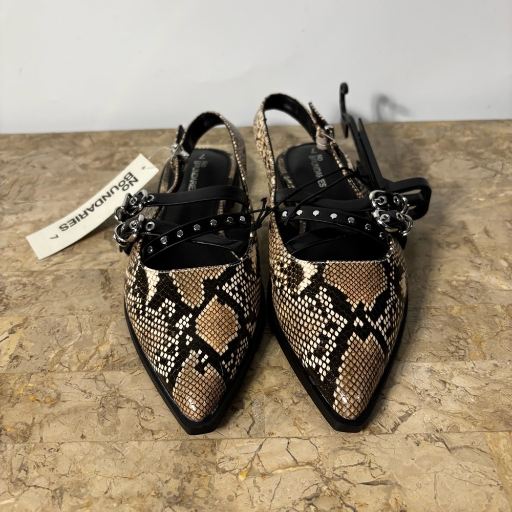 NEW Women’s No Boundaries Strappy Flat Sandals Snake Skin Print Size 7